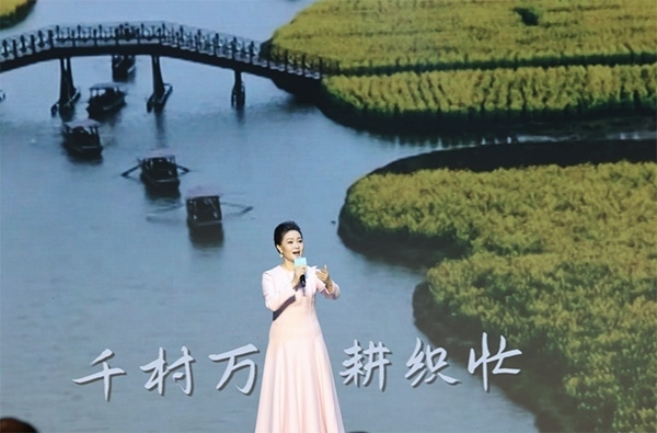 歌唱家、中國音樂學(xué)院教授雷佳現(xiàn)場演唱。