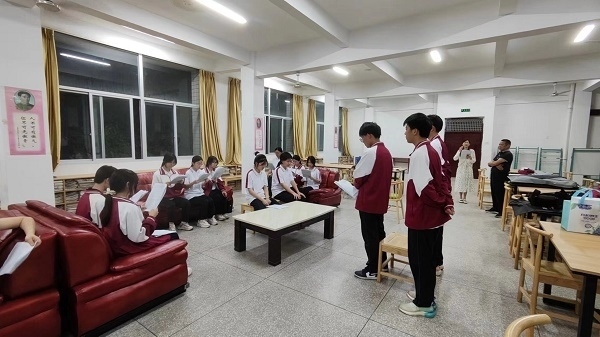 圖②：武平法院法官指導(dǎo)學(xué)生彩排。