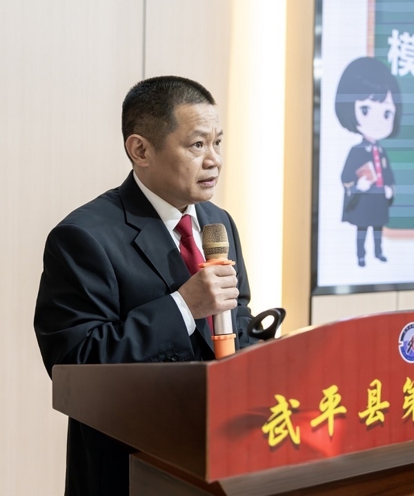 圖④：武平法院刑庭庭長候良石在模擬法庭后為學(xué)生上普法課。
