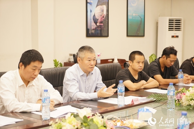 駐尼日利亞使館經(jīng)商處公參王穎琦（左二）講話。人民網(wǎng)記者 姜宣攝