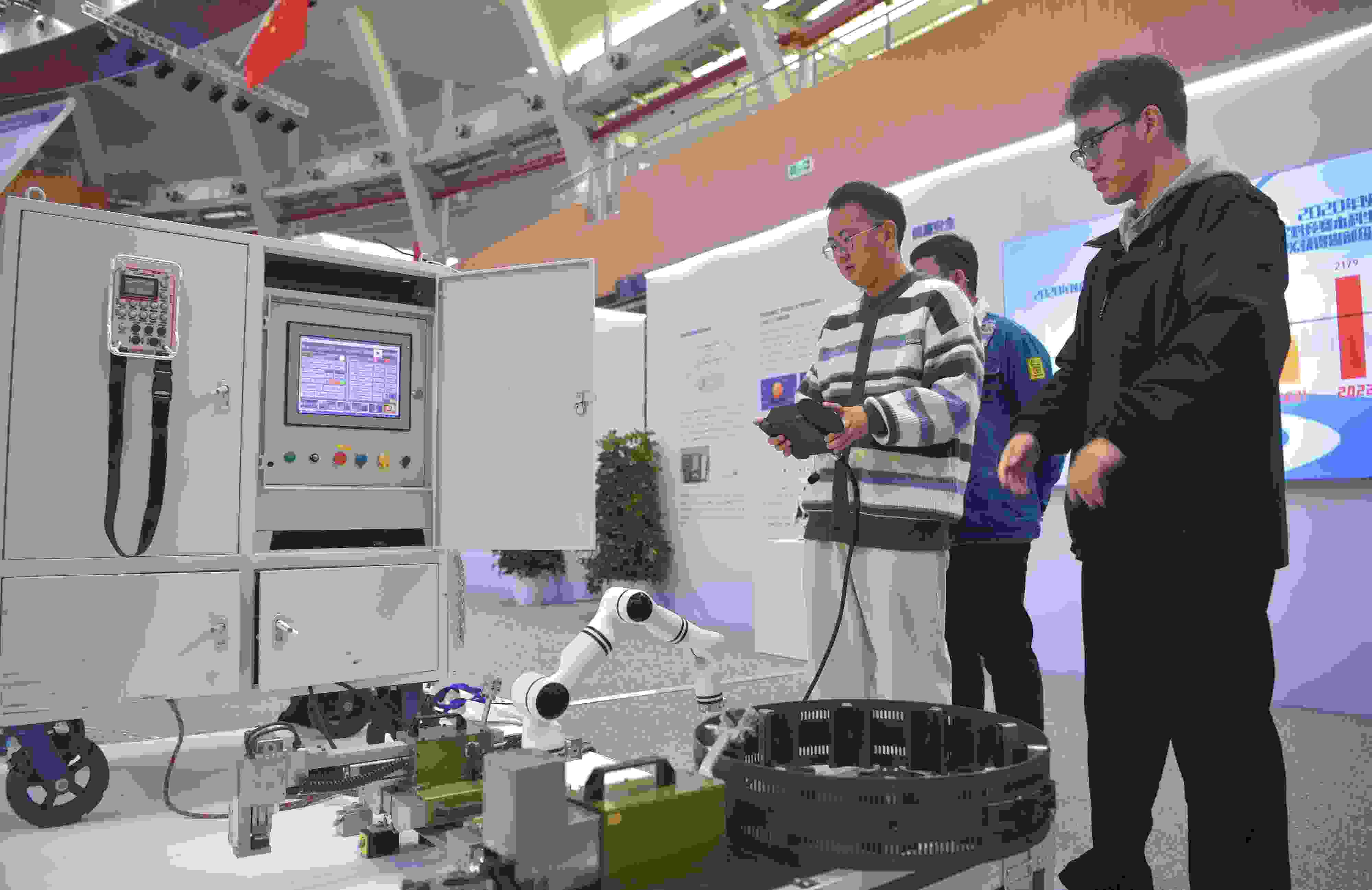 2023年，京南地區(qū)高?？萍汲晒平闀?huì)在北京建筑大學(xué)大興校區(qū)舉行。圖為高校師生在展示管道全位置焊接機(jī)器人系統(tǒng)成果。