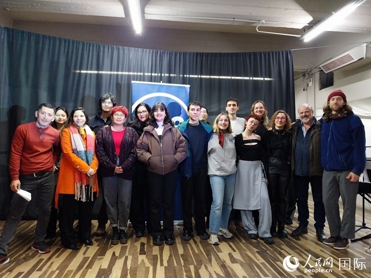 活動(dòng)現(xiàn)場(chǎng)藝術(shù)家合影。人民網(wǎng)記者 許放攝