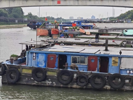 停泊在水上服務區(qū)的船只。人民網(wǎng)記者 黃鈺攝