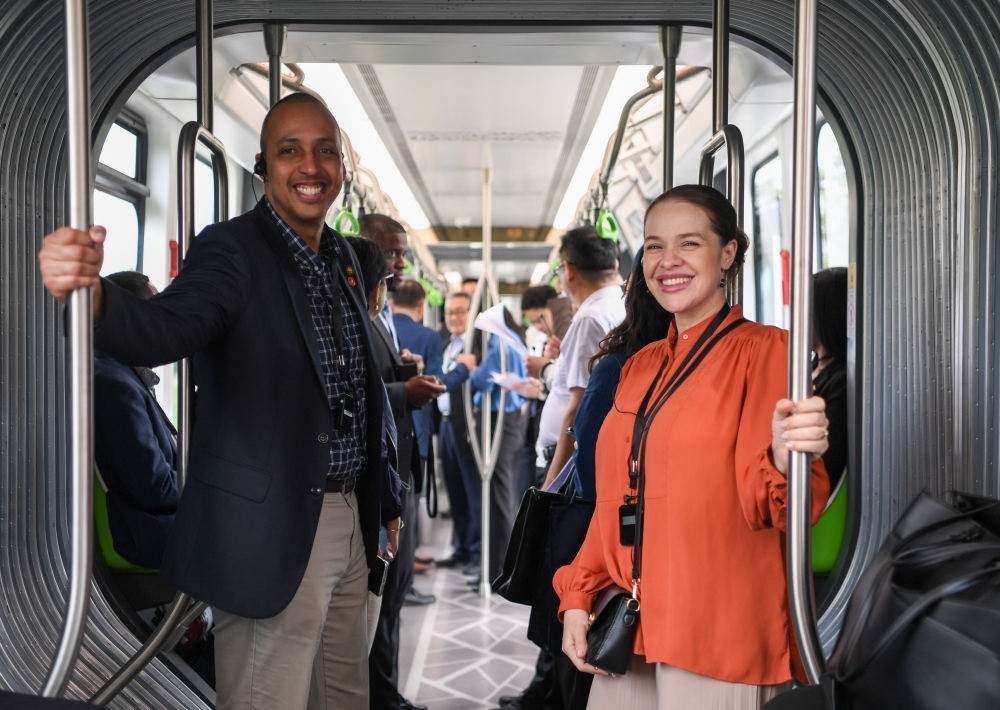 2024年4月22日，拉美和加勒比國家駐華使節(jié)、機構代表和記者應外交部邀請，在襄陽騰龍汽車有限公司參訪。新華社記者 杜子璇 攝