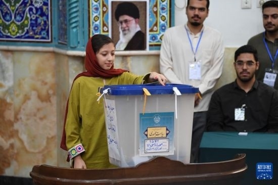 6月28日，伊朗選民在德黑蘭的一處投票站參加總統(tǒng)選舉投票。新華社記者 沙達(dá)提 攝