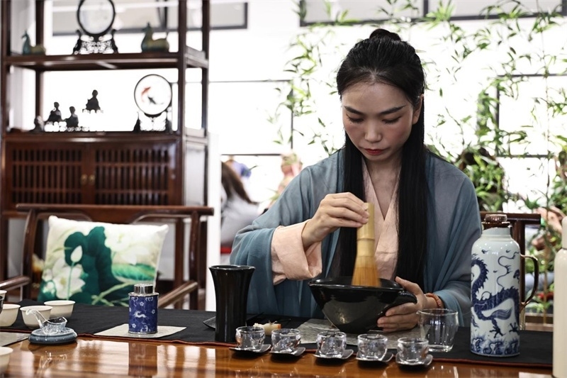 茶藝師現(xiàn)場展示宋式點茶。拉巴特中國文化中心供圖