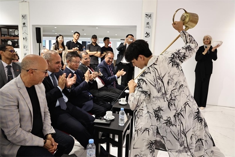 長嘴壺斟茶。拉巴特中國文化中心供圖