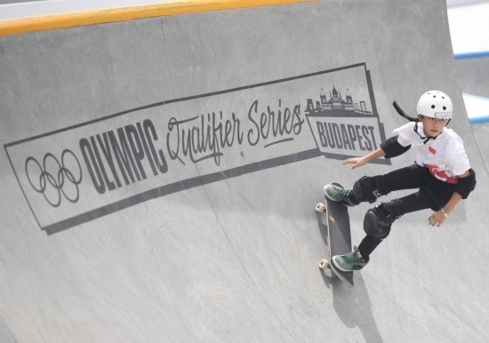 6月20日，鄭好好在比賽中，她在預賽中最佳成績?yōu)?2.60分。當日，巴黎奧運會資格系列賽布達佩斯站滑板女子碗池預賽在布達佩斯舉行。新華社記者 賀燦鈴 攝