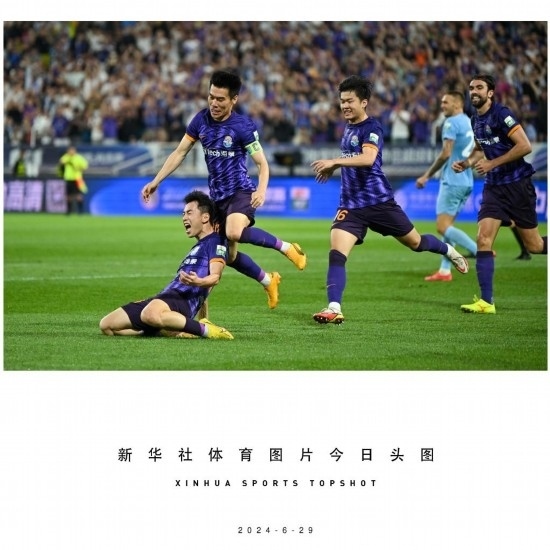  6月29日，天津津門(mén)虎隊(duì)球員劉俊賢（左一）在比賽中進(jìn)球后慶祝。新華社記者 孫凡越 攝
