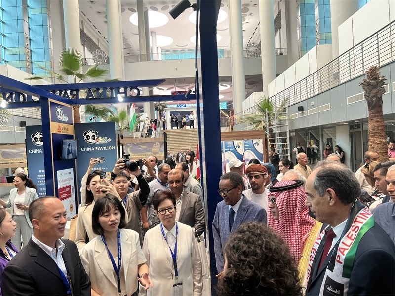 沙特廣播電視局首席執(zhí)行官、阿廣聯(lián)主席穆罕默德（右二）、阿廣聯(lián)秘書長蘇萊曼（右三）等阿拉伯國家嘉賓參觀展臺。主辦方供圖