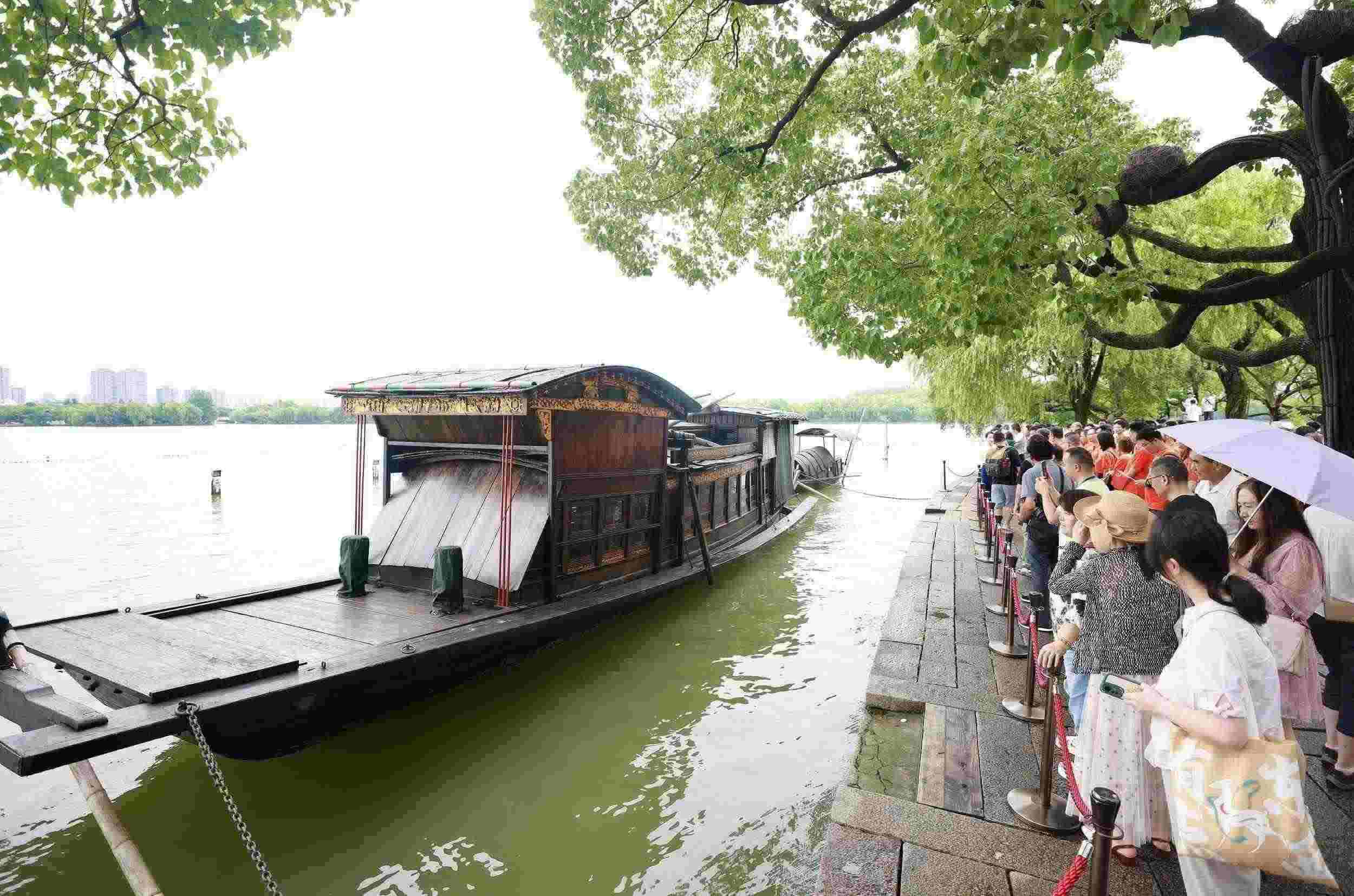 浙江嘉興，游客在南湖景區(qū)湖心島瞻仰紅船，感悟“紅船精神”。（圖片來源：視覺中國）