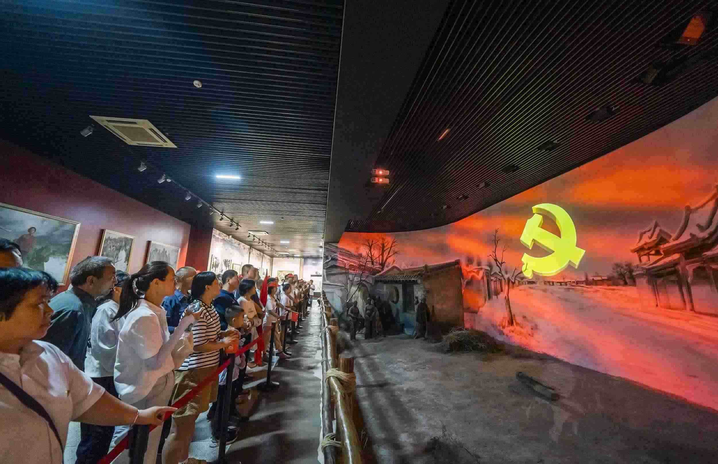 山西呂梁，游客正在文水縣劉胡蘭紀念館參觀。（圖片來源：視覺中國）