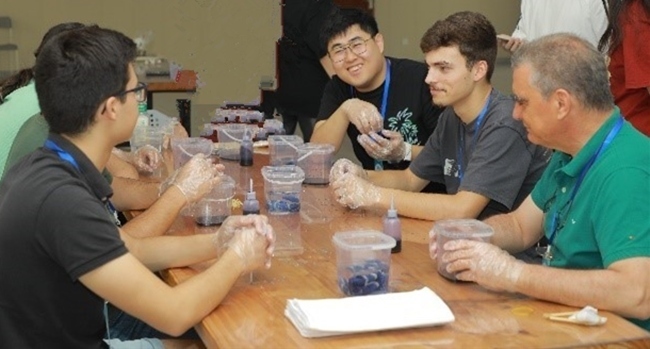 葡萄牙魯班工坊師生扎染體驗(yàn)。天津機(jī)電職業(yè)技術(shù)學(xué)院供圖