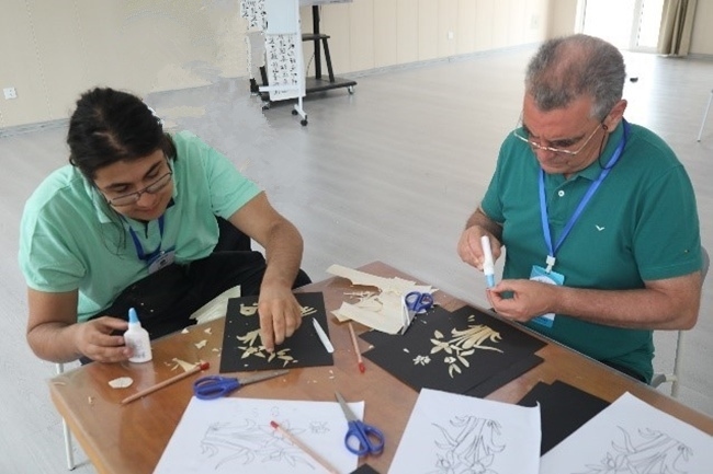 葡萄牙魯班工坊師生制作麥秸畫(huà)。