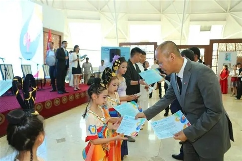 △當(dāng)?shù)貢r間6月27日，2024“未來世界”國際青少年藝術(shù)展演在塔吉克斯坦國家博物館開幕。