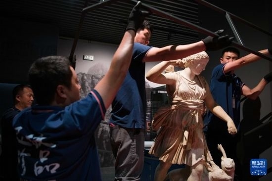 7月2日，工作人員將開箱后的古希臘文物放置在展臺上。新華社記者 張端 攝