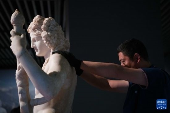 7月2日，工作人員將開箱后的古希臘文物放置在展臺上。新華社記者 張端 攝