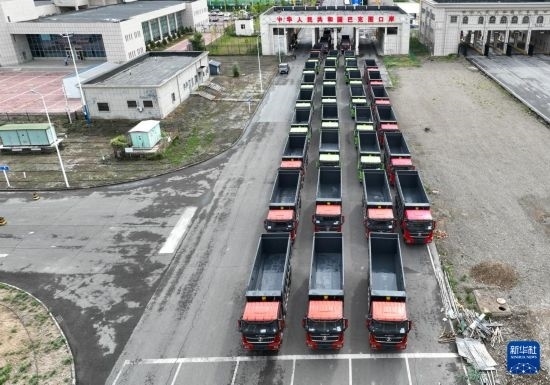 7月2日，車輛在巴克圖口岸辦理通關(guān)手續(xù)（無人機照片）。新華社發(fā)（馬丁 攝）