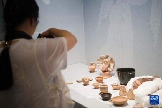 7月2日，開箱后的古希臘文物被工作人員移入展柜。新華社記者 張端 攝