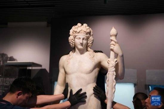 7月2日，工作人員將開箱后的古希臘文物放置在展臺上。新華社記者 張端 攝