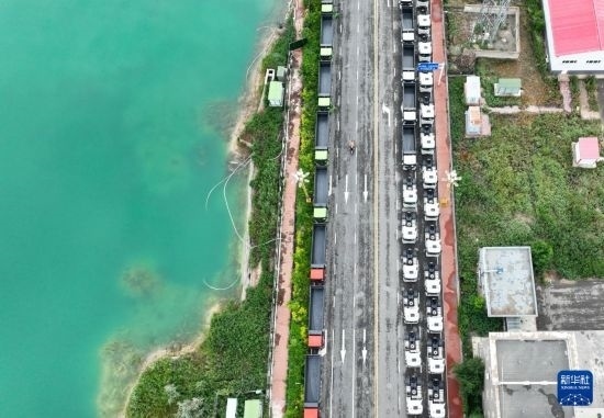 7月2日，車輛在巴克圖口岸有序出境（無人機照片）。新華社發(fā)（馬丁 攝）