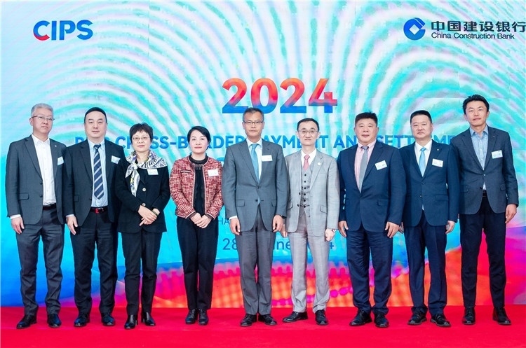 鄭冰開公使與CIPS公司、建行總行以及在南中資銀行合影、留念。（中國建設(shè)銀行約翰內(nèi)斯堡分行供圖）