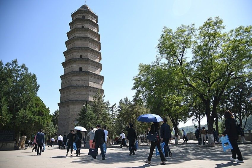 圖為2024年5月7日，游客在延安寶塔山參觀。 新華社記者 張博文 攝