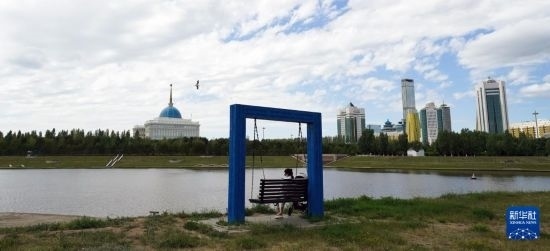 6月30日，一名女子在哈薩克斯坦首都阿斯塔納伊希姆河畔休息。新華社記者 王建華 攝