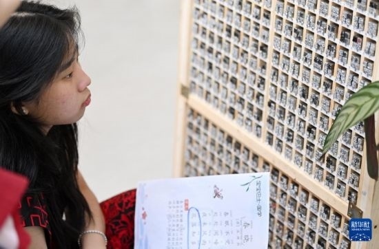 7月3日，外國學(xué)生在了解中國的活字印刷。新華社記者 李然 攝