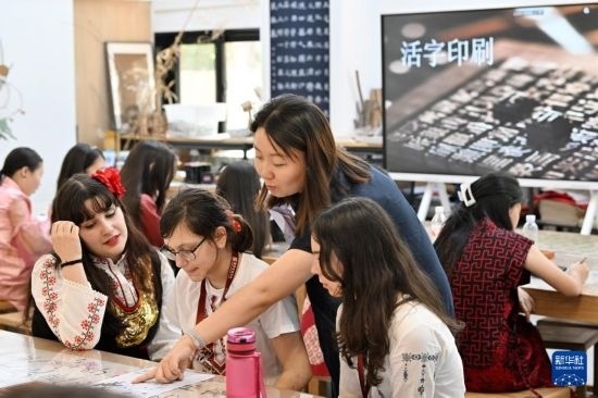 7月3日，外國學(xué)生在了解中國文化。新華社記者 李然 攝