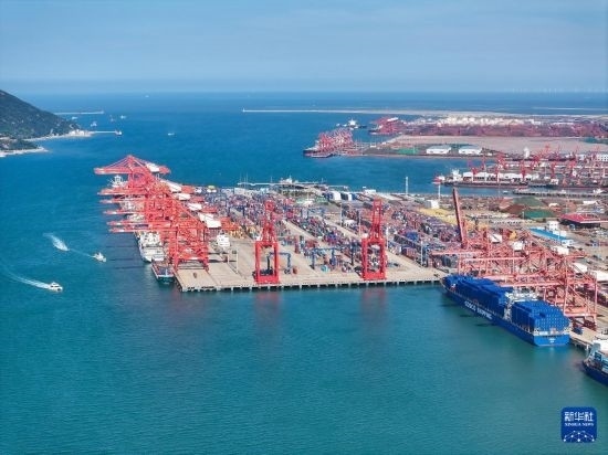 6月26日，貨輪停靠在連云港港集裝箱碼頭（無人機(jī)照片）。新華社記者 季春鵬 攝