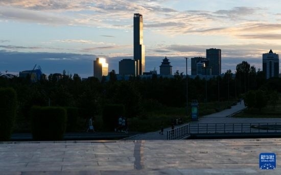 這是7月2日拍攝的哈薩克斯坦首都阿斯塔納市中心的建筑群。新華社記者 白雪騏 攝