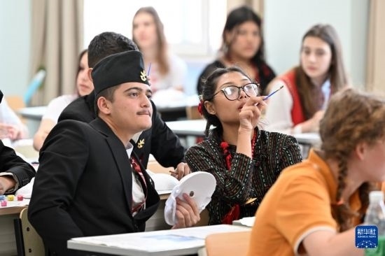 7月3日，外國學(xué)生在學(xué)習(xí)中國文化。新華社記者 李然 攝