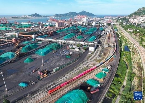 6月26日，“韓國-連云港-中亞”國際多式聯(lián)運(yùn)班列從中哈連云港物流合作基地出發(fā)，駛往哈薩克斯坦、烏茲別克斯坦（無人機(jī)照片）。班列運(yùn)載的55個(gè)大柜此前于6月13日從韓國境內(nèi)發(fā)出，經(jīng)釜山港海運(yùn)抵達(dá)連云港后轉(zhuǎn)由鐵路運(yùn)輸。新華社記者 季春鵬 攝