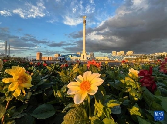 這是7月2日拍攝的哈薩克斯坦首都阿斯塔納獨(dú)立廣場(chǎng)。新華社記者 岳月偉 攝