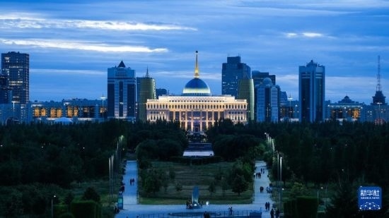 這是7月2日在哈薩克斯坦首都阿斯塔納拍攝的總統(tǒng)府及城市建筑。新華社記者 王建華 攝