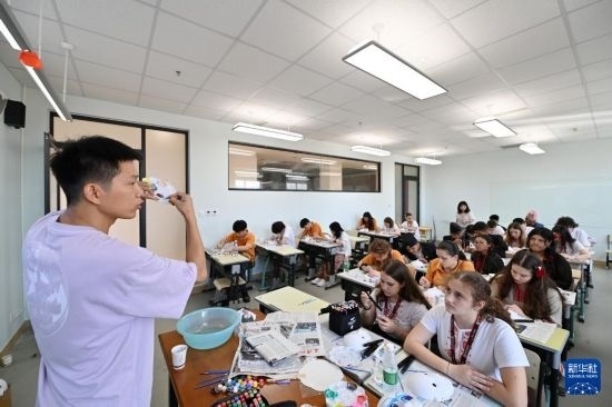 7月3日，外國學(xué)生在學(xué)習(xí)繪制京劇臉譜。新華社記者 李然 攝