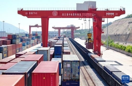 6月30日，在中哈連云港物流合作基地，大型機(jī)械在吊裝集裝箱（無人機(jī)照片）。新華社發(fā)（王健民 攝）