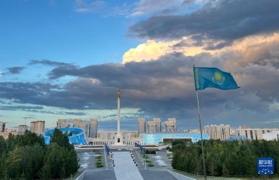 這是7月2日拍攝的哈薩克斯坦首都阿斯塔納獨(dú)立廣場(chǎng)。新華社記者 岳月偉 攝
