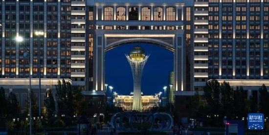 這是7月1日在哈薩克斯坦首都阿斯塔納透過一座建筑拍攝的巴伊杰列克觀景塔。新華社記者 王建華 攝