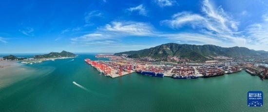 6月26日，貨輪?？吭谶B云港港集裝箱碼頭（無人機(jī)照片）。新華社記者 季春鵬 攝