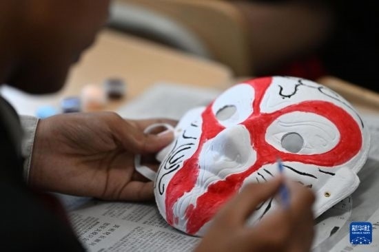 7月3日，外國學(xué)生在繪制京劇臉譜。新華社記者 李然 攝