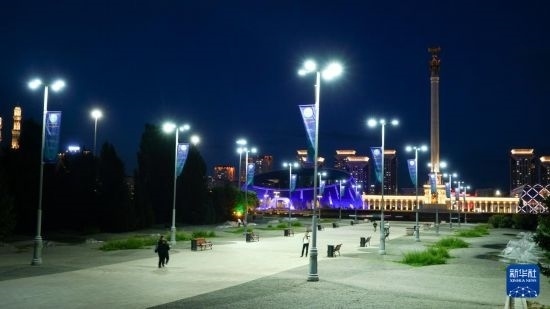 這是7月2日在哈薩克斯坦首都阿斯塔納拍攝的獨(dú)立廣場(chǎng)上的紀(jì)念柱（右后）。新華社記者 王建華 攝