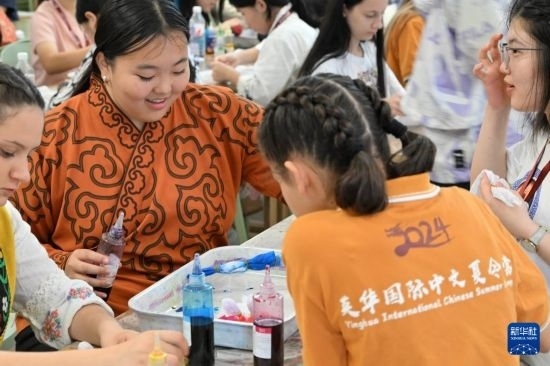 7月3日，外國學(xué)生在了解中國的染布技術(shù)。新華社記者 李然 攝