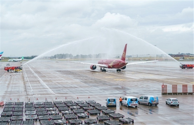 圖為布魯塞爾-上海返程航班出發(fā)前，布魯塞爾機(jī)場(chǎng)方面為返程航班舉行水門儀式。吉祥航空供圖