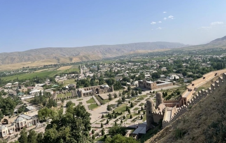 位于塔吉克斯坦杜尚別西北的吉薩爾古城，有著3000多年歷史。有研究認(rèn)為，張騫出使大宛回程途中曾經(jīng)過(guò)此地。圖為從吉薩爾古城城墻俯瞰城門(mén)與市鎮(zhèn)。本報(bào)記者 曲頌 攝