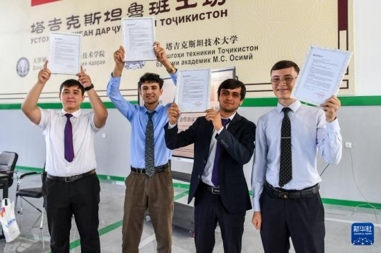 7月3日，在塔吉克斯坦首都杜尚別，魯班工坊赴華留學(xué)生展示錄取通知書。新華社記者 曹陽 攝