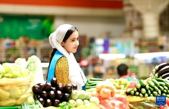 這是7月3日在塔吉克斯坦首都杜尚別大巴扎內(nèi)拍攝的營業(yè)者。新華社記者 姚大偉 攝