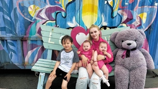 娜塔利亞·莫伊塞耶娃和三個孩子在江蘇宜興。