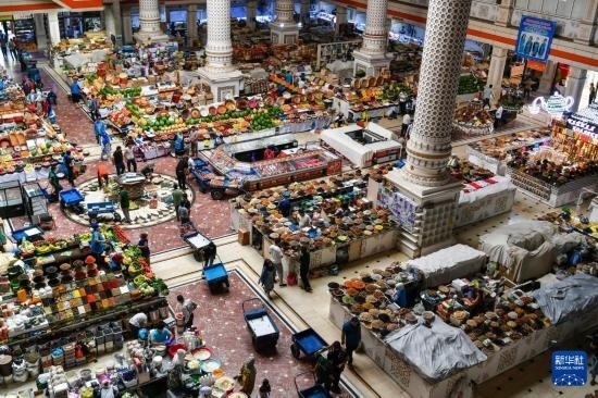 這是6月27日在塔吉克斯坦首都杜尚別拍攝的大巴扎內(nèi)景。新華社記者 曹陽 攝